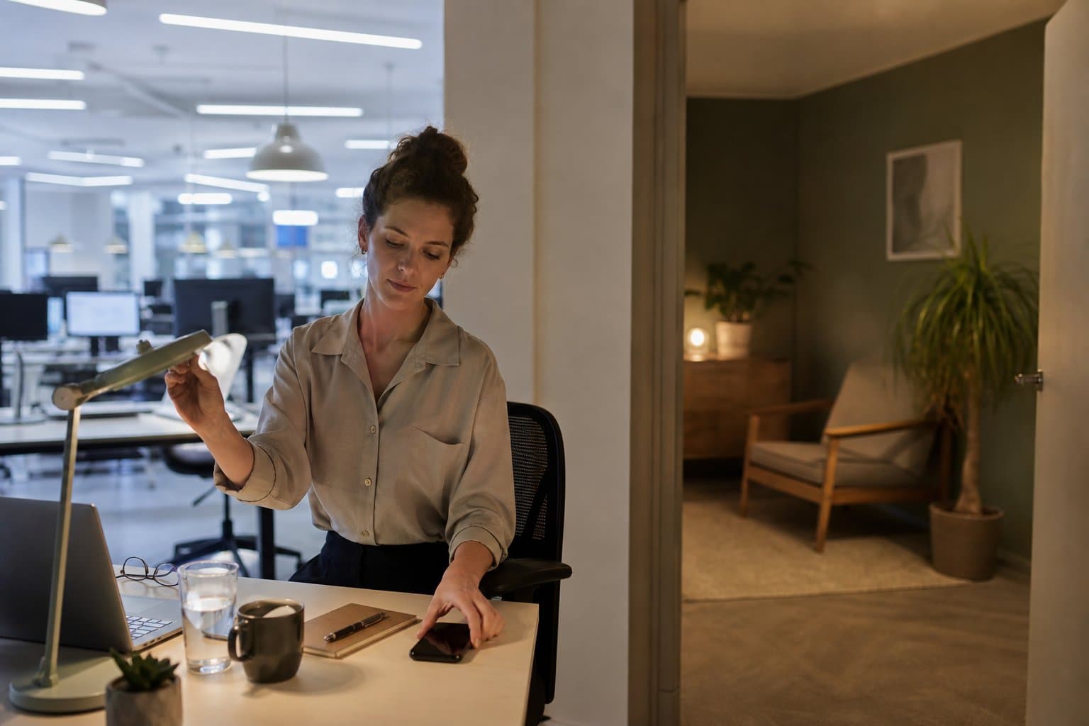 Kvinde dæmper lys og lægger telefonen væk ved sanseoverbelastning